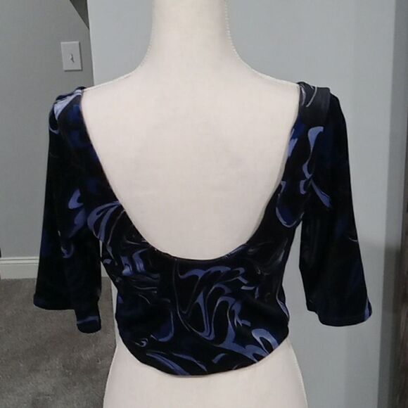 Athleta Exhilarate velvet athletic crop top. Blue & black Size xs, s, m NWT - Picture 5 of 7